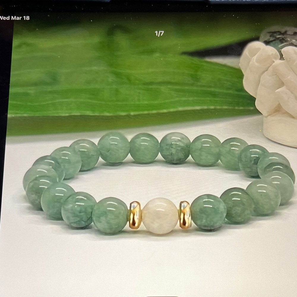 Elegant Green Beaded Bracelet with Gold Accents